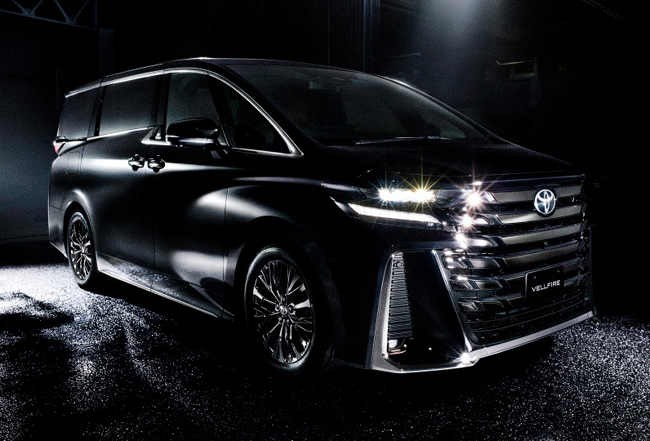 ▲トヨタ・ヴェルファイア・エグゼクティブラウンジ プラグインハイブリッド・E-Four 価格:1089万9900円 全長4995×全幅1850×全高1945mm ホイールベース3000mm 車重2470kg 乗車定員6名 WLTCモード燃費16.7km/リットル EV走行換算距離73km 写真のボディカラーはニュートラルブラック