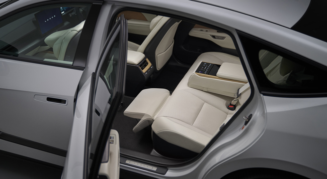 ▲ES350e“Rr Comfort package”には電動オットマン(後左席)、シートリクライニング機能(後左右席)、助手席可倒機構を装備。リアシートベンチレーションやシートヒーター、エアブラダー方式のリフレッシュシートなども配備して後席の快適な移動体験を創出する