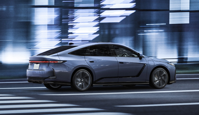 ▲先進予防安全技術のLexus Safety System+も性能アップ。レーダークルーズコントロール(全車速追従機能付)では先行車減速シーンや自車前方への割り込みシーンでの減速早期化により安心感を向上させる