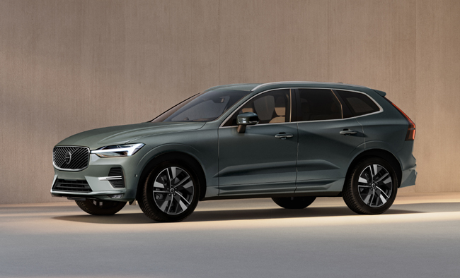 ▲特別仕様車XC60 Plus B5 AWD Selection 価格:821万円 全長4710×全幅1900×全高1660mm ホイールベース2865mm 車重1880kg 乗車定員5名 WLTCモード燃費12.8km/リットル 写真のボディカラーはクリスタルホワイト、オニキスブラック、フォレストレイク(写真)の3色を設定。販売台数は50台限定
