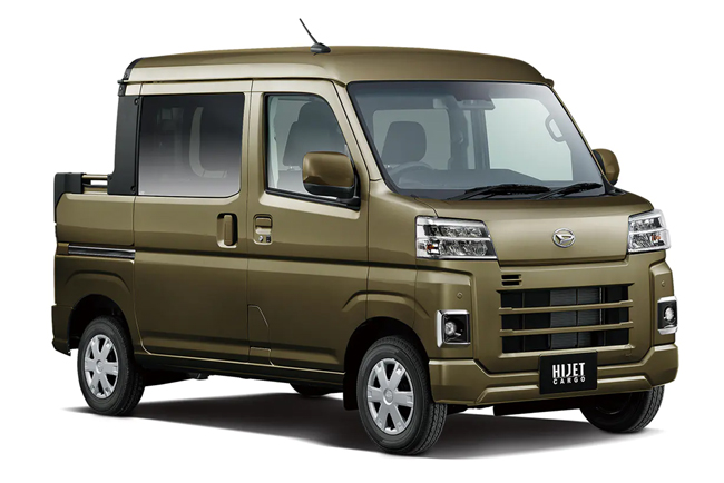▲ダイハツ・ハイゼット カーゴ・デッキバンG(2WD) 価格:CVT172万7000円 全長3395×全幅1475×全高1890mm ホイールベース2450mm 車重920kg 乗車定員4名 最大積載量250kg WLTCモード燃費15.6km/リットル 写真のボディカラーはオフビートカーキメタリック