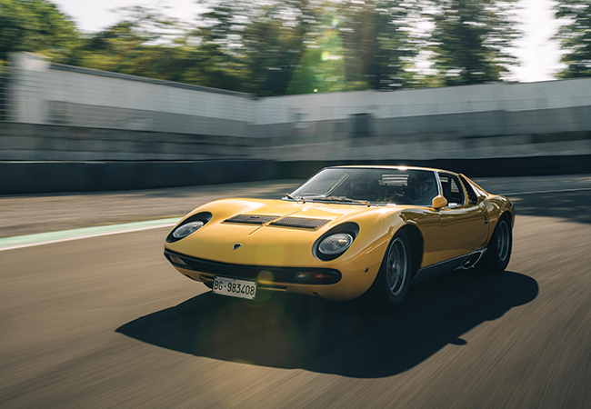 ランボルギーニ・ミウラSV。SVは1971〜72年に生産されたミウラの進化バージョン。リアのトレッドを130mm拡大しフットワークを改善。4リッター・V12DOHCはドライサンプ化され最高出力は385psにアップ。トップスピードは285km/hを誇った