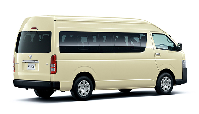 ▲トヨタ・ハイエース コミューターGL 2.8Lディーゼル車・2WD 価格:426万300円 全長5380×全幅1880×全高2285mm ホイールベース3110mm 車重2240kg 乗車定員14名 WLTCモード燃費11.6km/リットル 写真のボディカラーはライトイエロー
