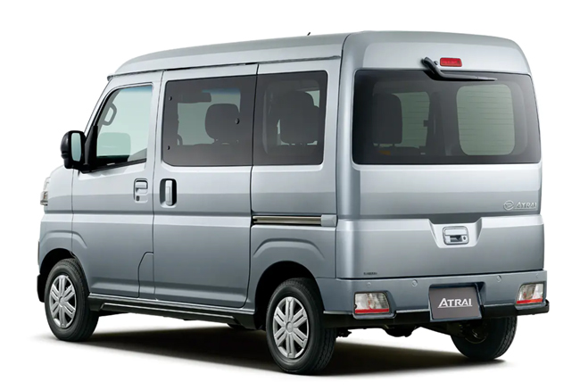▲ダイハツ・アトレーX (2WD) 価格:CVT173万8000円 全長3395×全幅1475×全高1890mm ホイールベース2450mm 車重960kg 乗車定員2(4)名 最大積載量350(4名乗車時250)kg WLTCモード燃費14.7km/リットル 写真のボディカラーはブライトシルバーメタリック
