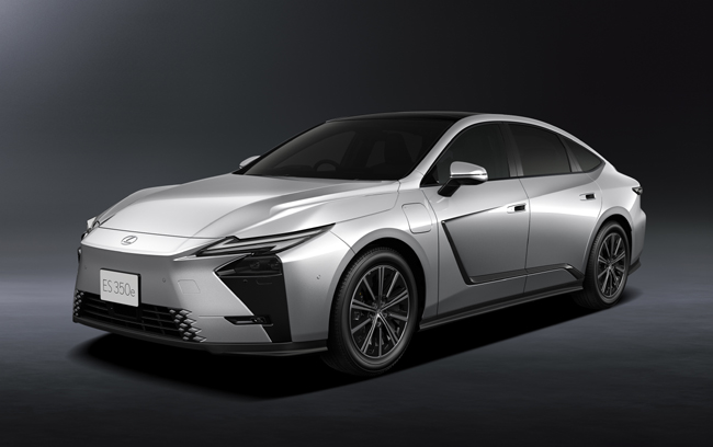 ▲レクサスES350e(2WD) 価格: 790万円 全長5140×全幅1920×全高1560mm ホイールベース2950mm 車重2100kg 乗車定員5名 交流電力量消費率(WLTCモード)134Wh/km 一充電走行距離(WLTCモード)670km 写真のボディカラーはソニックイリジウム