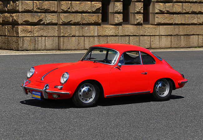 1964年ポルシェ356Cクーペ。356はポルシェ初の量産車。水平対向エンジン/RRレイアウト/モノコックボディ/4輪独立サスペンションなどの主要メカニズムは356時代に確立。現在の911にも継承された