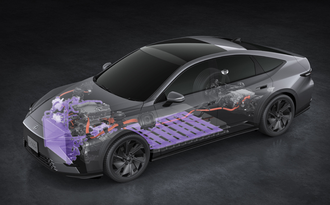 ▲BEVモデルのES350eは最高出力167kW/最大トルク268Nmを発生する2XM型フロントモーターを、ES500e(写真)は前述の2XM型モーターと最高出力88kW/最大トルク169Nmを発生する3XM型リアモーターを組み込み、駆動用バッテリーには総電力量74.69kWhのリチウムイオン電池を搭載