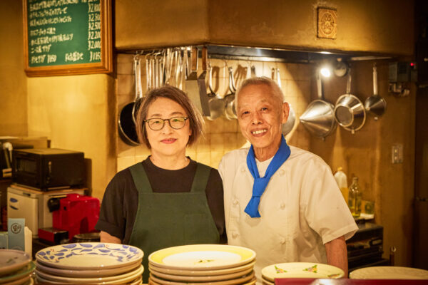 オーナーシェフの高橋吉伸さんと久佐子さん夫婦。楽しい会話と美味しい料理のおもてなしで心地よい時間がながれます