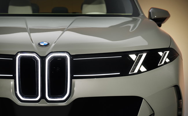 ▲フロント部は垂直のBMWキドニーグリル アイコニックグローとダイナミックなライトシグネチャーを組み合わせて構成。デイタイムランニングライトにはダブルXライト・アイコンを採用する。写真はiX5 60 xDrive