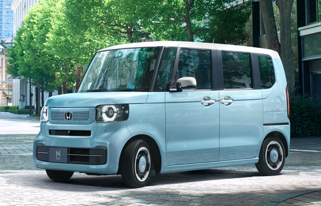 ▲ホンダN-BOXファッションスタイル(FF) 価格186万7800円 全長3395×全幅1475×全高1790mm ホイールベース2520mm 車重910kg 乗車定員4名 WLTCモード燃費21.6km/リットル 写真のボディカラーはフィヨルドミストパール&ホワイト