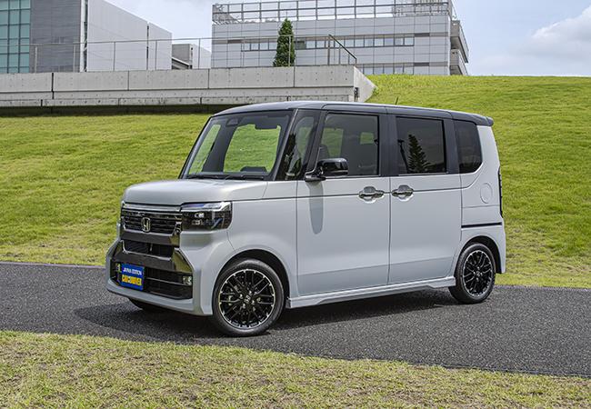 ホンダN-B0Xカスタム・ターボ・コーディネートスタイル/価格:7CVT 259万8200円(4WDは14万5200円高)。N-BOXは“日本でもっとも売れている”ベストセラーモデル。2016年5月には登場後14年4ヶ月で累計販売300万台を突破。日本では現在284万台の歴代N-BOXが愛用されている。新型は存在感を増したカスタムの外装を中心に商品力を向上。よりフレンドリーに進化した