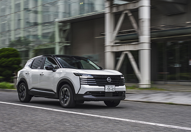 日産キックスX e-4ORCE/価格 359万9200円。キックスは最新の第3世代e-POWERで走りを刷新。駆動方式はFFと緻密な制御で走りの質を高めたe-4ORCE(電動4WD)をラインアップする。ボディカラーは全12タイプ