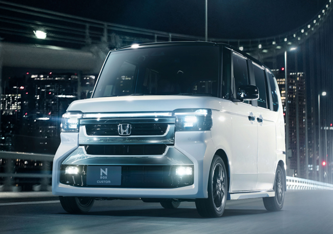 ▲ホンダN-BOX CUSTOMターボ コーディネートスタイル(FF) 価格:259万8200円 全長3395×全幅1475×全高1790mm ホイールベース2520mm 車重950kg 乗車定員4名 WLTCモード燃費20.0km/リットル 写真のボディカラーはプレミアムサンライトホワイトパール&ブラック