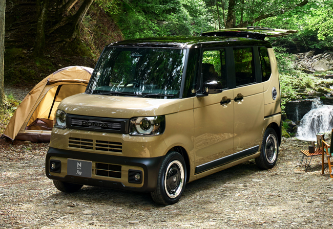 ▲特別仕様車ホンダN-BOX JOYターボBLACK STYLE(FF) 価格:259万2700円 全長3395×全幅1475×全高1790mm ホイールベース2520mm 車重940kg 乗車定員4名 WLTCモード燃費20.2km/リットル 写真のボディカラーはデザートベージュパール&ブラック