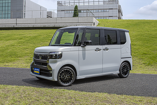 【人気モデルガイド】日本のベストセラー「ホンダN-BOX」がマイナーチェンジ。新型はカスタムが凛々しくなり、主要モデルに9inナビ&ETC2.0を標準装備。待望のステアリングヒーターが設定された!