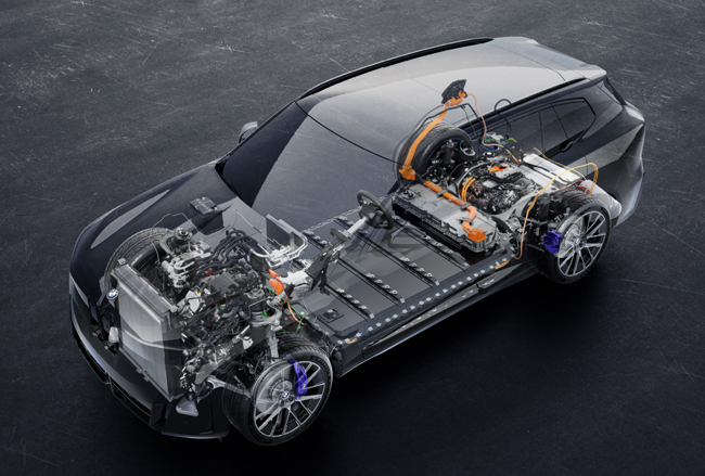 ▲iX5 60 xDriveはフロントにASM非同期モーター(定格出力183kW/定格トルク305Nm)、リアにEESM電気励磁式同期モーター(定格出力242kW/定格トルク500Nm)を配して総出力425kW/805Nmを発生し、総電力量141kWhのリチウムイオンバッテリーと組み合わせて、一充電走行距離はWLTPモードで最大845kmを実現
