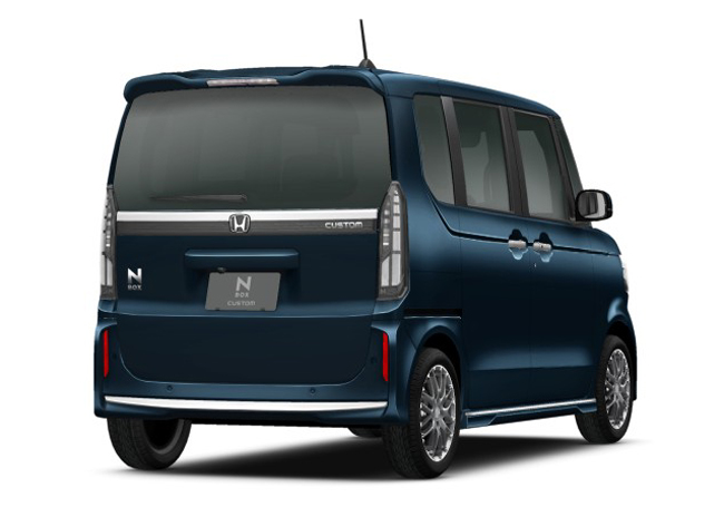 ▲リアは専用デザインのLEDコンビネーションランプを装備し、加えてバンパーをボディ同色に変更するとともにCUSTOMエンブレムを配置したテールゲートガーニッシュとロアにメッキ加飾を施して、フロント同様に迫力と力強さのある上質な後ろ姿を実現