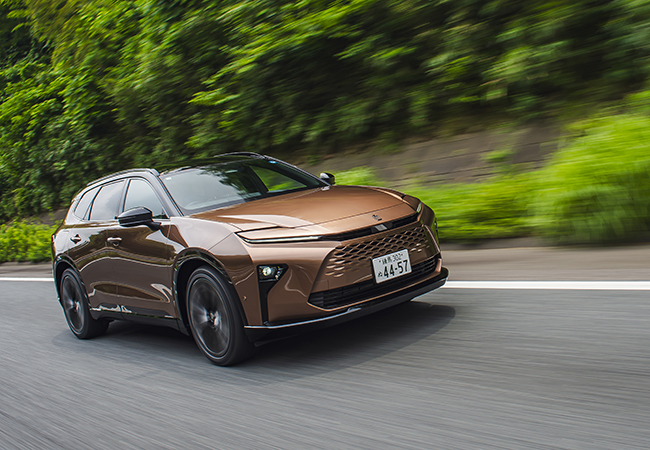 トヨタ・クラウン・エステートRS(PHEV)/価格:810万円。エステートはワゴンとSUVの機能を融合したマルチモデル。ラインアップはPHEVとHEVを設定。PHEVは充電時はBEVとして走り、長距離でも電欠知らずのオールラウンダー。駆動方式は電動4WD。WLTCモード燃費は20.0㎞/リッター