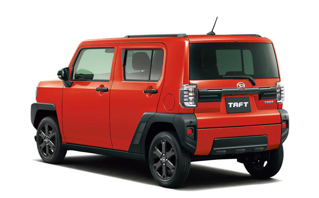 ▲ダイハツ・タフトG“アクティブモード”(2WD) 価格:172万1500円 全長3395×全幅1475×全高1630mm ホイールベース2460mm 車重830kg 乗車定員4名 WLTCモード燃費21.4km/リットル 写真のボディカラーはコンパーノレッド