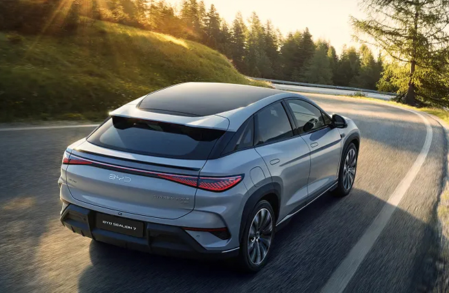 ▲パワートレインはシーライオン7が最高出力230kW(312ps)/最大トルク380Nmを発生するリア永久磁石同期モーターおよびバッテリーマネジメントシステムなどを含む「8in1パワーシステムアッセンブリー」を、シーライオン7 AWDが前述のユニットに最高出力160kW(217ps)/最大トルク310Nmを発生するフロントのかご形三相誘導モーターを搭載