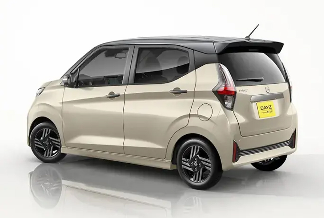 ▲日産デイズ・ハイウェイスターX(2WD) 価格:174万5700円 全長3395×全幅1475×全高1650mm ホイールベース2495mm 車重850kg 乗車定員4名 WLTCモード燃費23.2km/リットル 写真のボディカラーはフローズンバニラパール/チタニウムグレー 2トーン