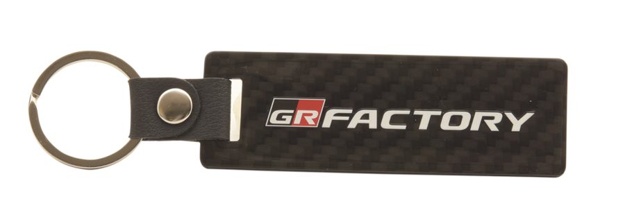 GRファクトリーのキーホルダーを1名に。GRファクトリーは、モリゾウの「トヨタのスポーツカーを取り戻したい」という強い思いから誕生した特別な生産現場。モータースポーツを意識したクルマづくりを展開しており、“トヨタ車”とは一線を画したものづくりに取り組んでいる。プレゼント品は本体部分はカーボンファイバー強化プラスチック製でサイズは約30×90㎜。リングの直径は約30㎜です。