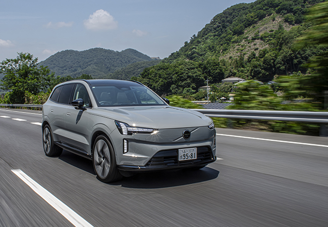 ボルボEX90ウルトラ・ツインモーター・パフォーマンス/価格 1399万円。パフォーマンスは前220kW/後280kWモーターを搭載し、0→400m加速を4.2秒でクリアするパワフル仕様。一充電航続距離は650km。広いキャビンは3列シート構成。乗車定員は7名