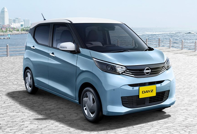 ▲日産デイズX(2WD) 価格:150万400円 全長3395×全幅1475×全高1650mm ホイールベース2495mm 車重840kg 乗車定員4名 WLTCモード燃費23.2km/リットル 写真のボディカラーはソルベブルー/ホワイトパール 2トーン