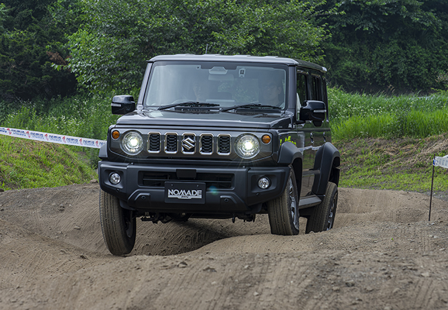 スズキ・ジムニーノマドFC 価格:5MT/4AT 292万6000円。2026年7月1日から販売がスタートしたノマド2型は安全装備が充実。さらにタイヤ/ダンパー/ステアリングのリファインで操作性と快適性が向上。もちろん卓越のオフロード性能はそのまま