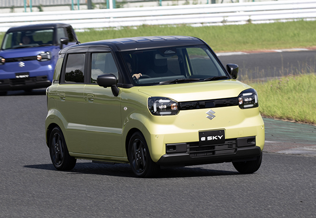 スズキ eスカイ。eスカイは「EVである前に軽自動車である」というコンセプトで開発されたカジュアルなBEV。既存の軽自動車ユーザーが違和感なく使え、BEVのメリットが享受できることを目指した。グリルレスのフロントマスクは親しみを感じる穏やかな表情