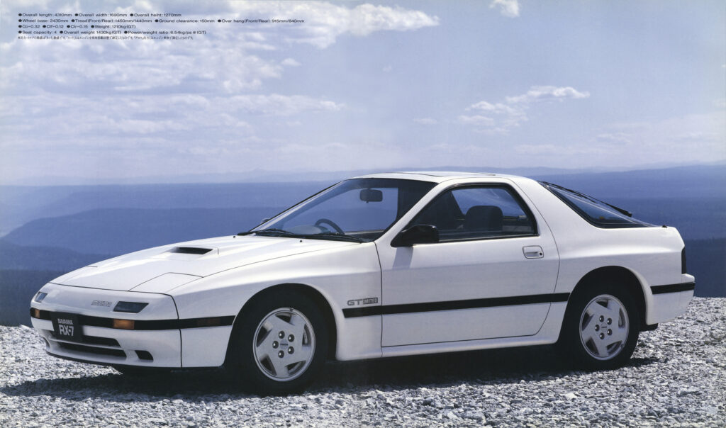 2代目サバンナRX-7(FC3S型)は1985年9月にデビュー。フロントミッドに搭載したロータリーエンジンはひと回り大きな13B型となり、日本仕様は全車にターボを装着。リアサスはトーコントロールハブを組み込んだマルチリンク式だった。カタログでは「自由な感性を持ち、自分自身の価値観を信ずるすべての大人達へ。いまNEW ADULT SPORTS」と語りかけた