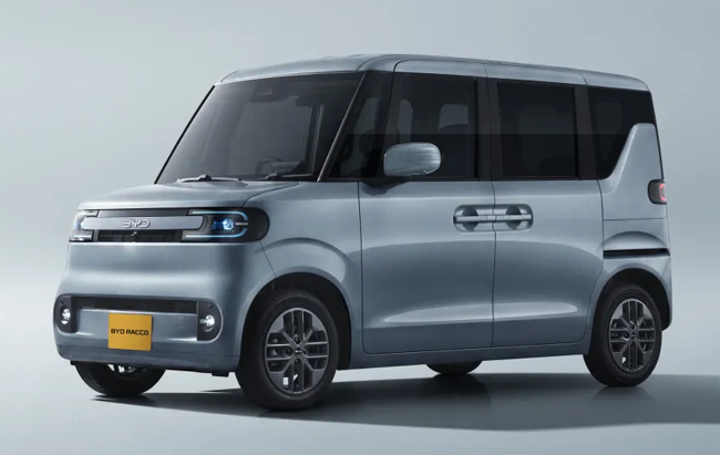 ▲BYD RACCO 300Plus 価格:239万8000円 全長3395×全幅1475×全高1800mm ホイールベース2520mm 車重1220kg 交流電力量消費率(WLTCモード)124Wh/km 一充電走行距離(WLTCモード)320km 写真のボディカラーはアークティックブルー