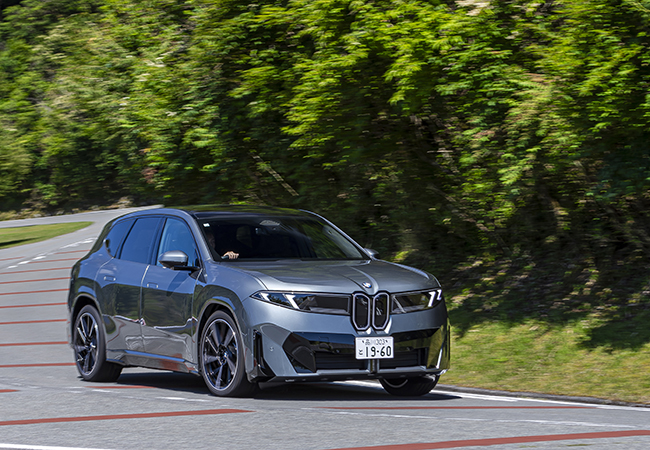 BMW iX3 50 xDrive Mスポーツ/価格:1034万円。iX3は標準仕様(982万円)とMスポーツの2グレード構成。標準仕様の一充電航続距離はクラス最長の906kmを実現。Mスポーツも835kmと長い