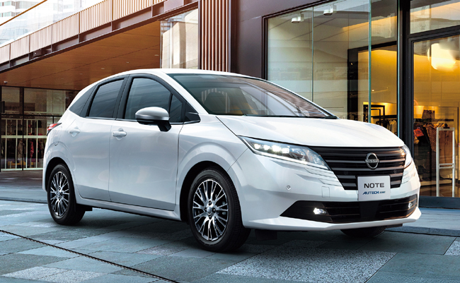 ▲日産ノートAUTECH LINE(2WD) 価格:250万9100円 全長4045×全幅1695×全高1520mm ホイールベース2580mm 車重1230kg 乗車定員5名 WLTCモード燃費27.6km/リットル 写真のボディカラーはピュアホワイトパール