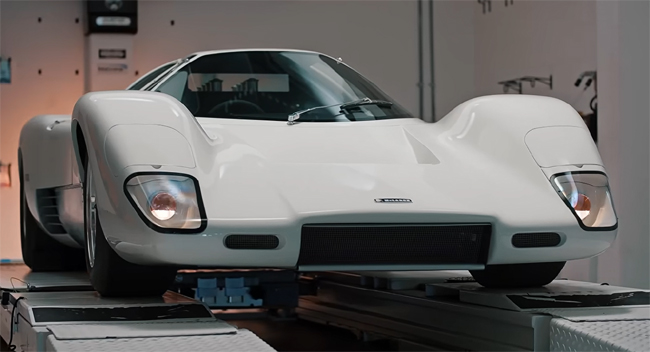 ▲McL 6GTは創業者のブルース・マクラーレンが1960年代後半に製造した「M6GT」を現代的に再解釈し、新進の新世代ミッドシップスポーツに仕立てる。写真はマクラーレン・スペシャル・オペレーションズ(MSO)の手で復元されたM6GT