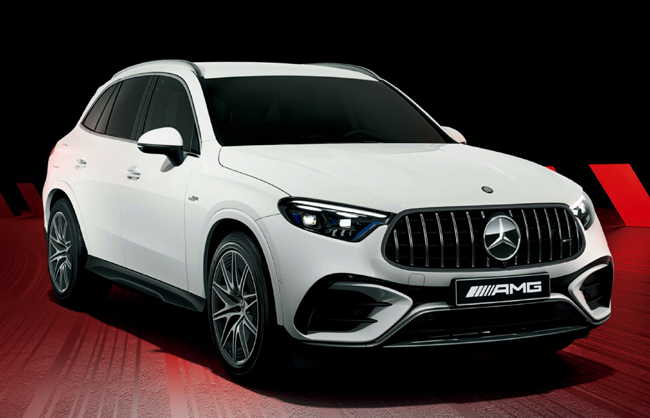 ▲メルセデスAMG GLC53 4MATIC+ 価格:1275万円 全長4750×全幅1920×全高1640mm ホイールベース2890mm 車重2050kg 乗車定員5名 WLTCモード燃費10.6km/リットル 写真のボディカラーはMANUFAKTURオパリスホワイト