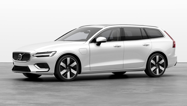 ▲特別仕様車ボルボV60 Ultra T6 AWD Plug-in hybrid Selection 価格:939万円 全長4780×全幅1850×全高1430mm ホイールベース2870mm 車重2050kg 乗車定員5名 WLTCモード燃費17.3km/リットル EV走行換算距離(等価EVレンジ)94km 写真のボディカラーはクリスタルホワイトプレミアムメタリック