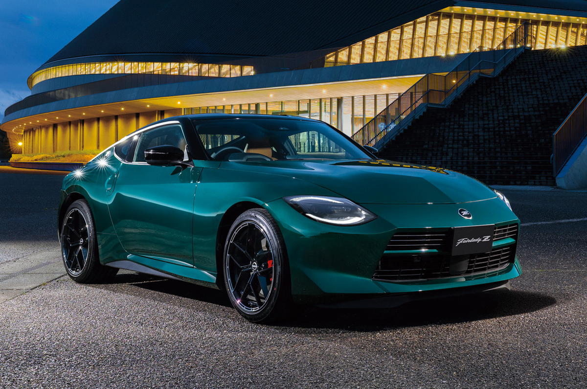 フェアレディZがマイナーチェンジ。歴代モデルへのオマージュとしてフロントZエンブレムが復活。フェアレディZ NISMOには6MTモデルを設定