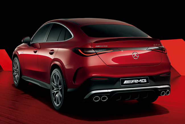 ▲メルセデスAMG GLC53 4MATIC+クーペ 価格:1318万円 全長4790×全幅1920×全高1605mm ホイールベース2890mm 車重2060kg 乗車定員5名 WLTCモード燃費10.7km/リットル 写真のボディカラーはMANUFAKTURパタゴニアレッド