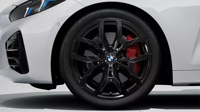 ▲M340i xDriveブラック・パッケージおよびM340i xDriveツーリング ブラック・パッケージは足もとに19インチMライトアロイホイール・ダブルスポーク・スタイリング995Mジェットブラックを装着
