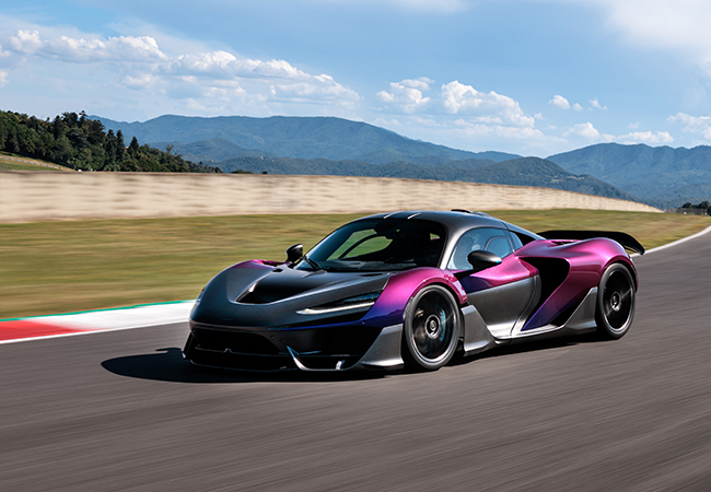 マクラーレンW1は世界限定399台の限定生産車。2024年秋に発表され瞬く間に完売。システムパワーは驚愕の1275㎰/1340rpm。4リッターV8ツインターボは新開発。許容回転数9200rpmの高回転型。W1はわずか2㎞だがフル電動走行が可能