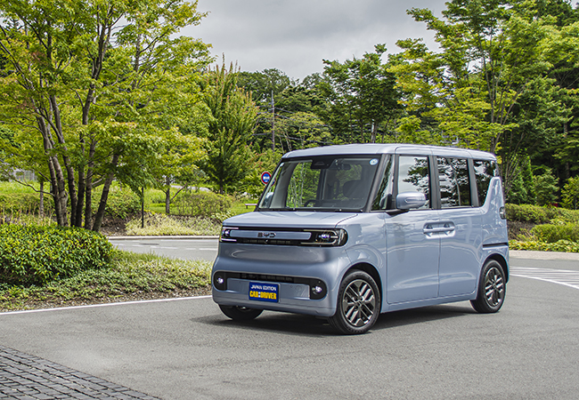 ラッコ300プレミアム/価格:249万7000円。ラッコは航続距離320km(バッテリー容量35.84kWh)を誇る300系と航続距離210km(同22.40kWh)の200の3グレード構成。ボディカラーは写真のアークティックブルーやチーズイエローなど6色(200は3色)から選べる。CEV補助金は全車15万円