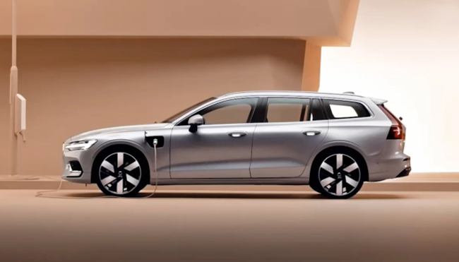 ▲V60 Ultra T6 AWD Plug-in hybridはミラーサイクルテクノロジーを採用することで燃費を改善した新エンジンの1968cc直列4気筒DOHC16V直噴ガソリンインタークーラー付ターボエンジン(180ps/280Nm)を搭載