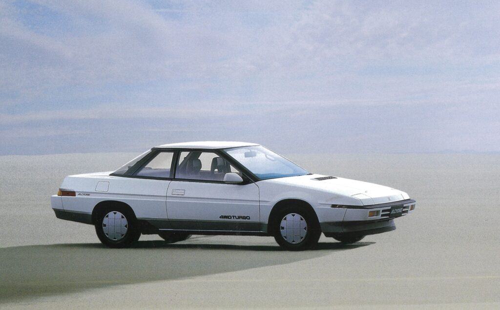 アルシオーネはスバル初のスペシャルティカーとして1985年5月にデビュー。“ALCYONE“というネーミングはスバル星団の中で最も輝く星を意味していた。ラインアップは4WD(VRターボ)とFF(VSターボ)の2種。スタイリングは空気の壁を切り裂くウエッジシェイプで、当時世界最高水準のCd値0.29(FF)を実現。4WD機構や足回りも凝っていた