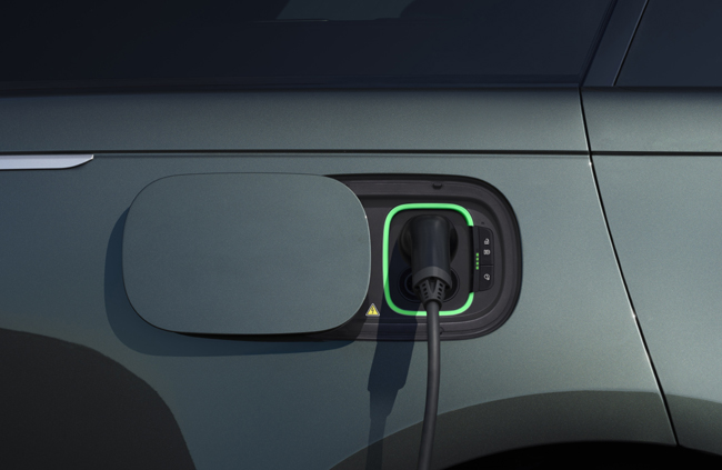 ▲800Vアーキテクチャーにより高速かつフレキシブルな充電性能を確保。最大出力350kWのDC急速充電器を使用した場合、バッテリー残量10%から80%までを約22分で充電できる。航続距離予測機能や、航続距離および充電速度、バッテリー寿命、極端な気温下でのパフォーマンスを最適化する熱管理システム「ThermAssist」も採用