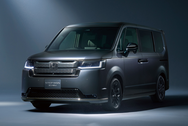 ▲ホンダ・ステップワゴンe:HEV SPADA・BLACK EDITION(FF) 価格:418万5500円 全長4830×全幅1750×全高1840mm ホイールベース2890mm 車重1840kg 乗車定員7名 WLTCモード燃費19.6km/リットル