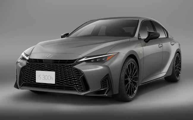 ▲レクサスIS300h“F SPORT Mode Black Ⅵ” 価格:695万円 全長4720×全幅1840×全高1435mm ホイールベース2800mm 車重1710kg 乗車定員5名 WLTCモード燃費17.6km/リットル 写真のボディカラーはニュートリノグレー