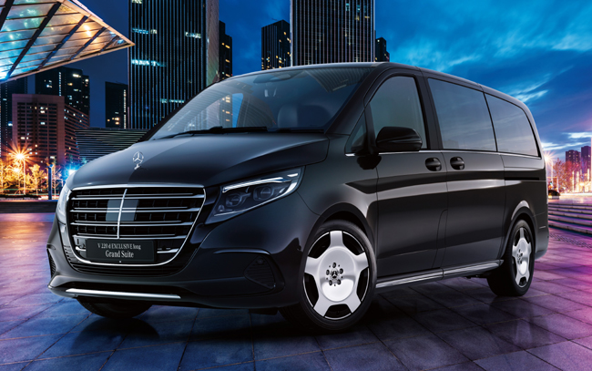 ▲メルセデス・ベンツV 220d EXCLUSIVE long Grand Suite 価格:1800万円 全長5140×全幅1930×全高1880mm ホイールベース3200mm 車重2530kg 乗車定員7名 WLTCモード燃費12.6km/リットル 写真のボディカラーはオブシディアンブラックで、販売台数は50台限定