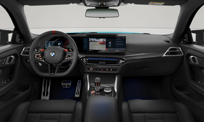 ▲12.3インチマルチディスプレイメーターパネルと14.9インチワイドコントロールディスプレイを配したBMWライブコックピットプロフェッショナルやマルチファンクションMスポーツレザーステアリングホイールを標準装備。日本導入モデルのハンドル位置は右