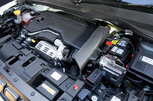 ▲パワートレインは1199cc直列3気筒DOHC直噴ガソリンターボエンジン(136ps/230Nm)に、フロントモーター(15.6kW/51Nm)とリアモーター(21.0kW/89Nm)、容量20Ahの48Vリチウムイオンバッテリー、電子制御6速DCTのトランスミッションを組み合わせた、48VハイブリッドAWDシステムを搭載